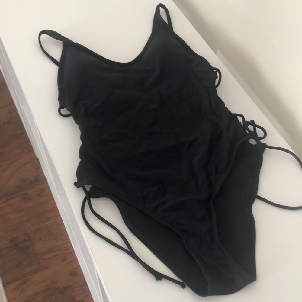 Black side lace-up swimsuit